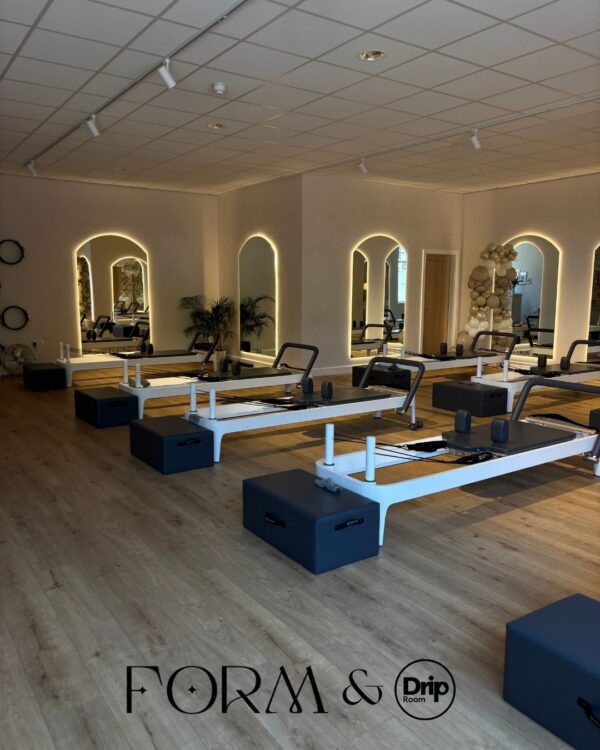 Form The Drip – Pilates & Abstract Art Night - Image 7